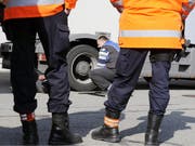 Schwerverkehr und Diebesgut: Mehrere Polizeien haben in den vergangenen Nächten über 800 Fahrzeuge kontrolliert. (Bild: KEYSTONE/WALTER BIERI)