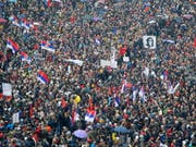 Rund 10'000 Menschen demonstrierten am Samstag im Zentrum von Belgrad gegen den serbischen Präsidenten Aleksandar Vucic. (Bild: KEYSTONE/EPA/ANDREJ CUKIC)