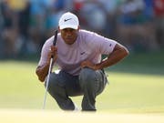 Tiger Woods - hoch konzentriert und für einmal in Rosa (Bild: KEYSTONE/EPA/JUSTIN LANE)
