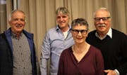 Sprachen an der Veranstaltung: von links Walter Geering, Präsident Alterswohnungen Grabs, Jacques-Michel Conrad, Geschäftsführer WBG-Ostschweiz, Trudi Belleville Aktuarin Alterswohnungen Grabs, August Mettler, Präsident Wohnbaugenossenschaft Glana, Buchs. (Bild: PD)