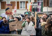 Klimastreikende verschliessen die Augen, um symbolisch gegen untätige Politiker zu protestieren. (Bild: Andrea Stalder)