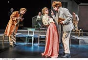 Gerade gibt die Ranewskaja (Diana Dengler) einem Wanderer (Matthias Albold) ihr letztes Goldstück, ihr Bruder (Christian Hettkamp) ist fassungslos. (Bild: Toni Suter/T+T Fotografie)