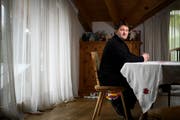 Adam Quadroni, Whistleblower im Bündner Bauskandal, findet keinen Job mehr. Bild: Gian Ehrenzeller/Keystone (Ramosch, 10. Mai 2018)