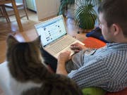 Wie weit reicht Moskaus Arm? Geheimdienste sind überzeugt, dass Russland den Europawahlkampf als Chance zur Destabilisierung der EU sieht und über soziale Netzwerke wie Facebook Einfluss nimmt. (Bild: KEYSTONE/ALESSANDRO DELLA BELLA)