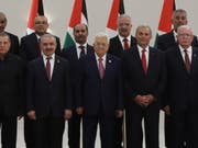 Palästinenserpräsident Mahmud Abbas (vorne Mitte) und die neue Palästinenser-Regierung am Samstag in Ramallah. (Bild: KEYSTONE/EPA/ALAA BADARNEH)