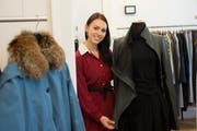 Dominique Läser und andere Studenten der HSG organisieren den Anlass «Un-Dress» im Pfalzkeller. (Bild: Ralph Ribi)