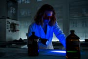 Die Polizei soll zu Fahndungszwecken mehr Kompetenzen bei DNA-Analysen erhalten. Bild: Jean-Christophe Bott/Keystone (Fribourg, 8. Oktober 2014)