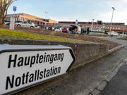 Ins Waffenholster gegriffen und Abzug gezogen: Ein berauschtes Paar hat im Kantonsspital Münsterlingen Polizisten angegriffen. (Bild: KEYSTONE/WALTER BIERI)