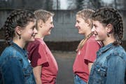 Als stünden sie vor einem Spiegel: Alea (links, vorne) mit Jael Meier sowie Ella (links, hinten) mit Lana Obrist. (Bild: Pius Amrein (Ebersecken, 13. April 2019))