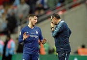Chelseas Eden Hazard diskutiert mit Trainer Maurizio Sarri. (Bild: Tim Ireland/AP (London, 24. Februar 2019))