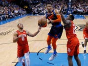 Houstons Center Clint Capela (Nummer 15 rechts) hat mit den Rockets in den Playoffs Grosses vor (Bild: KEYSTONE/AP/SUE OGROCKI)