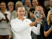 Iga Swiateks bisher grösster Erfolg: In Wimbledon gewann sie letztes Jahr den Juniorentitel (Bild: KEYSTONE/AP/TIM IRELAND)