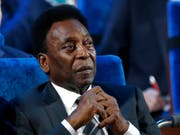 Soll nach Operation wieder wohlauf sein: die brasilianische Fussball-Legende Pelé (Bild: KEYSTONE/AP/ALEXANDER ZEMLIANICHENKO)