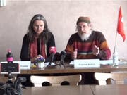 Wollen künftig keine Sommerzeit mehr: Nationalrätin Yvette Estermann und Hornkuh-Initiant Armin Capaul. (Bild: Screenshot Keystone-SDA Video)