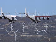 Das weltgrösste Flugzeug Stratolaunch am Samstag in Kalifornien auf seinem ersten Testflug. Es hat zwei Rümpfe und sechs Triebwerke. (Bild: Keystone/AP/MATT HARTMAN)