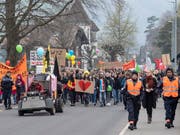 Nach dem Ku-Klux-Klan-Fasnachtsauftritt: Am Samstag demonstrierten in Schwyz mehrere hundert Personen gegen Rassismus. Die Polizei wies Rechtsextreme weg. (Bild: KEYSTONE/URS FLUEELER)