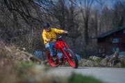 Velobauer Stanislaus Arnold verkörpert auf seiner Urlette das Image des freiheitsliebenden Bikers.Bild: Dominik Wunderli (Altdorf, 28. März 2019)
