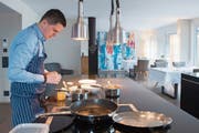 Koch Christoph Oliver verwöhnt die Gäste in einer zum Restaurant umgebauten Wohnung. (Bild: Boris Bürgisser (Stansstad, 9. April 2019))