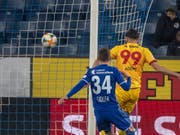 Kemal Ademi erzielt für Xamax in Luzern das Siegestor (Bild: KEYSTONE/URS FLUEELER)