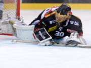 Goalie Leonardo Genoni spielt in der Playoff-Finalserie noch für den SC Bern - die darauffolgenden fünf Saison dann für den jetzigen Titelkonkurrenten EV Zug (Bild: KEYSTONE/MELANIE DUCHENE)