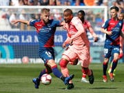 Kein Durchkommen für Barcelona und Kevin-Prince Boateng (in Rosa) gegen Huesca (Bild: KEYSTONE/EPA EFE/ELENA MUNOZ)