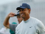 Tiger Woods ist am US Masters in bester Laune. Hier hat er gerade seine zweite Runde beendet (Bild: KEYSTONE/AP/MATT SLOCUM)