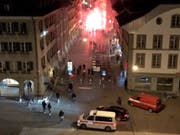 Zuerst Pyros, dann Flaschen, Stühle und Gewalt gegen Polizisten: In der Nacht auf Sonntag sind Feiern zum YB-Meistertitel ausgeartet. (Bild: Adrian Reusser / Keystone-SDA)