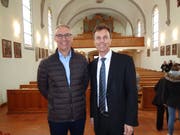 Kirchenverwaltungsratspräsident Erwin Wild (rechts) freut sich über die Wahl von Rätus Castelberg. (Bild: Bea Naef)