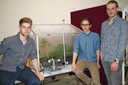 Von links: Die drei Berufsmaturanden Luca Tresch, Philipp Christen und Florian Wipfli präsentieren ihr automatisiertes Gewächshaus. (Bild: Remo Infanger (Altdorf, 12. April 2019))