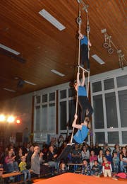 Die drei Mädchen zeigen eine fesselnde Trapezshow. (Bild: Christoph Heer)