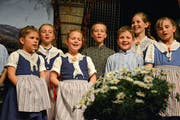 Den Kindern des Nachwuchs-Chörlis ist die Freude am Jodeln während ihres Auftritts anzusehen. (Bild: Monika Wick)