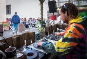 Gemütliches Beisammensein: Am «Daydance» legt DJ Rayman die passende Musik auf. (Bild: Reto Martin)