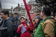 Tourismus ist eines der Themen, das im neuen Lehrmittel behandelt wird. Im Bild ist eine asiatische Reisegruppe zu sehen, die beim Schwanenplatz auf ein Schiff wartet. (Bild: Nadia Schärli, Luzern, 15. März 2019)