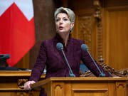 Bundesrätin Karin Keller-Sutter will es der Polizei künftig erlauben, mit detaillierten DNA-Profilen auf Verbrecherjagd zu gehen. (Bild: KEYSTONE/PETER KLAUNZER)