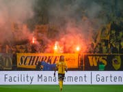 Die feiernden YB-Fans sorgten in Zürich für einen gut dreiminütigen Spielunterbruch wegen Rauchpetarden (Bild: KEYSTONE/MELANIE DUCHENE)