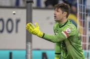 Xamax-Torhüter Laurent Walthert wird von einem Gegenstand getroffen. (Bild: Urs Flüeler/Keystone (Luzern, 13. April 2019)