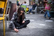 Eine Besucherin verziert den Boden beim «Daydance» im Vereinshaus. (Bild: Reto Martin)