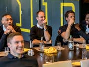 Guillaume Hoarau, Steve von Bergen, Marco Wölfli, Ali Camara und (vorne) Michel Aebischer waren bestens gelaunt, als sie im Stade de Suisse den Match Basel - GC verfolgten (Bild: KEYSTONE/BSC Young Boys/THOMAS HODEL)