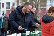 Die Qual der Wahl: Manch ein Kunde kann sich am ersten Flohmarkt im Burstelpark nicht so recht entscheiden. (Bild: Andreas Taverner)
