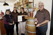 Freuen sich über die Auszeichnung: Jeanette Bussinger mit den Töchtern Tanja Capuano-Bussinger und Cornelia Hänni-Bussinger und Ehemann Bruno Bussinger. (Bild: Manuela Olgiati)