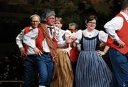 Im Gemeindesaal Baar wurde unter dem Motto «Heiter, fröhlich, leidenschaftlich» ausgelassen getanzt. (Bild: Stefan Kaiser, 13. April 2019)
