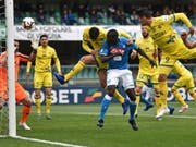 Verteidiger Kalidou Koulibaly leitet Napolis Sieg beim Absteiger Chievo nach einer Viertelstunde per Kopf ein (Bild: KEYSTONE/EPA ANSA/PAOLO MAGNI)