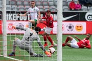 St. Gallens Captain und Verteidiger Silvan Hefti (weiss) behauptet sich gegen drei Thuner. (Bild: Peter Schneider/KEY)