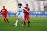 Im Duell: Cameron Puertas Castro (links, Lausanne) und Silvano Schäppi (Wil).Bild: Gianluca Lombardi