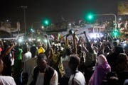 Sudanesen feiern in den Strassen von Khartum den Rücktritt des Verteidigungsministers Awad Ibn Auf. (Bild: EPA, 12. April 2019)