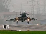Der Eurofighter Typhoon der deutschen Luftwaffe beim Testflug im November 2008 auf dem Flugplatz Emmen. Der dortige Schutzverband fordert, dass die zur Auswahl stehenden neuen Kampfjettypen nun allesamt auch in Emmen getestet werden. (Bild: KEYSTONE/SIGI TISCHLER)