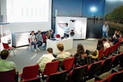 Blick auf die fiktive Generalversammlung eines frisch gegründeten Unternehmens im Auditorium der V-Zug. (Bild: Maria Schmid, Zug, 12. April 2019)