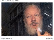 Julian Assange nach seiner Verhaftung am Donnerstag in London - zuvor hatte er sieben Jahre in der Botschaft Ecuadors verbracht und dort ein exzentrisches Benehmen gezeigt. (Bild: KEYSTONE/AP PA/VICTORIA JONES)