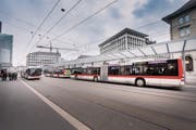 Mit dem neuen Buskonzept hat der Bahnhofplatz als grösste Drehscheibe des öffentlichen Verkehrs in der Ostschweiz an Bedeutung gewonnen. (Bild: Urs Bucher)