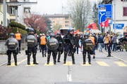 Starke Polizeipräsenz an der Kundgebung gegen Rassismus in Schwyz (Bild: Manuela Jans-Koch, Schwyz 13. April 2019)